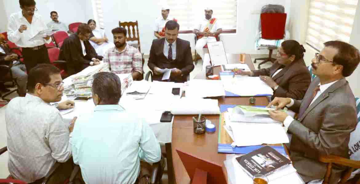 ഗവൺമെൻറ് റസ്റ്റ് ഹൗസിൽ നടന്ന ലോകായുക്ത സിറ്റിംഗിൽ  ലോകായുക്ത ജസ്റ്റിസ് എൻ അനിൽകുമാർ, ഉപ ലോകയുക്ത വി.ഷ്രിസി എന്നിവർ പരാതികൾ പരിഗണിക്കുന്നു