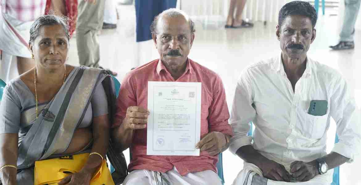 കൊയിലാണ്ടി-വടകര താലൂക്ക് പട്ടയമേളയില്‍ പട്ടയ രേഖകളുമായി തൈപ്പറമ്പില്‍ ചപ്പാശിയുടെ മക്കള്‍