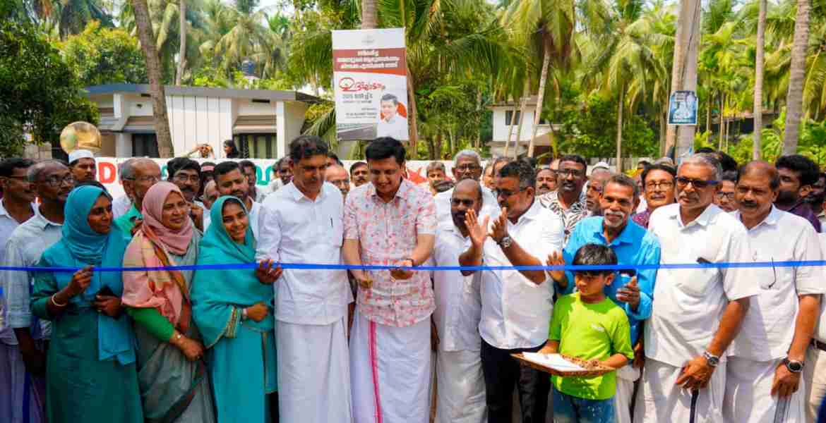 നവീകരിച്ച ആലുങ്ങൽപാടം-കിഴക്കേ പട്ടായിക്കൽ റോഡ് മന്ത്രി പി എ മുഹമ്മദ് റിയാസ് ഉദ്ഘാടനം ചെയ്യുന്നു
