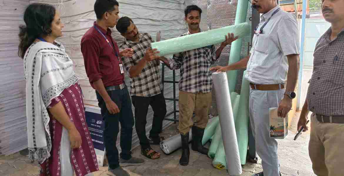 പ്രിന്റിങ് സ്ഥാപനത്തില്‍ ഉദ്യോഗസ്ഥര്‍ പരിശോധന നടത്തുന്നു