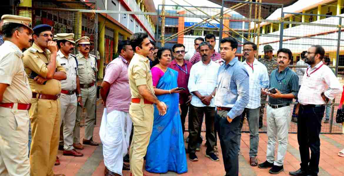 വോട്ടെണ്ണൽ കേന്ദ്രമായ കൂടത്തായ് സെൻ്റ് മേരീസ് എൽ പി സ്കൂൾ ജില്ലാ കലക്ടർ സ്നേഹിൽ കുമാർ സിങ് സന്ദർശിക്കുന്നു