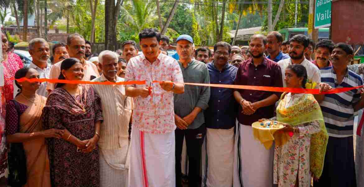 നവീകരിച്ച ബേപ്പൂർ വൈലാലിൽ -കയർ ഫാക്ടറി റോഡ് ഉദ്ഘാടനം മന്ത്രി പി എ മുഹമ്മദ് റിയാസ് നിർവഹിക്കുന്നു