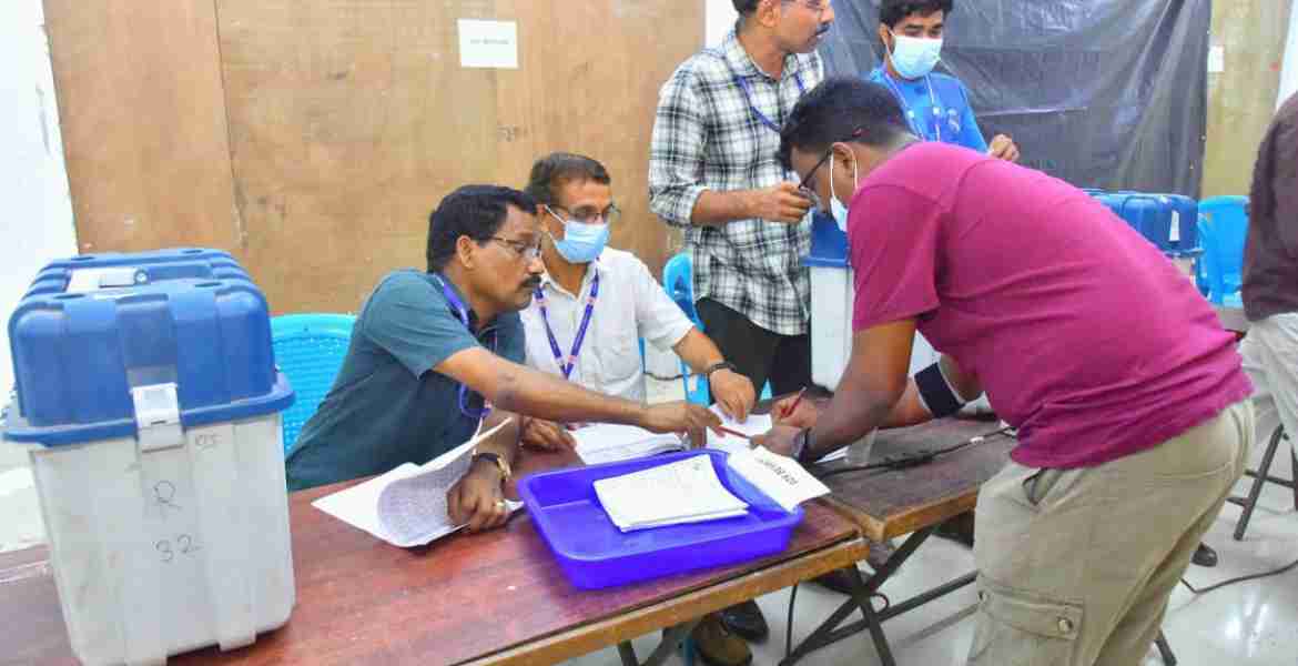 ചാത്തമംഗലം വെയര്‍ ഹൗസില്‍ സൂക്ഷിച്ച വോട്ടിങ് മെഷീനുകള്‍ ഉദ്യോഗസ്ഥര്‍ ഏറ്റുവാങ്ങി സ്‌കാനിങ് നടപടികള്‍ പൂര്‍ത്തിയാക്കുന്നു