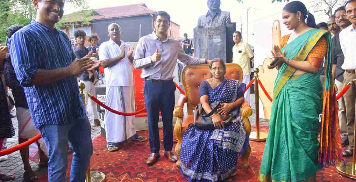 വോട്ടര്‍മാരെ ബോധവത്കരിക്കുന്നതിന്റെ ഭാഗമായി മിഠായി തെരുവില്‍ ഒരുക്കിയ പ്രചാരണ പരിപാടി ജില്ലാ കലക്ടര്‍ സ്‌നേഹില്‍ കുമാര്‍ സിങ് ഉദ്ഘാടനം ചെയ്യുന്നു