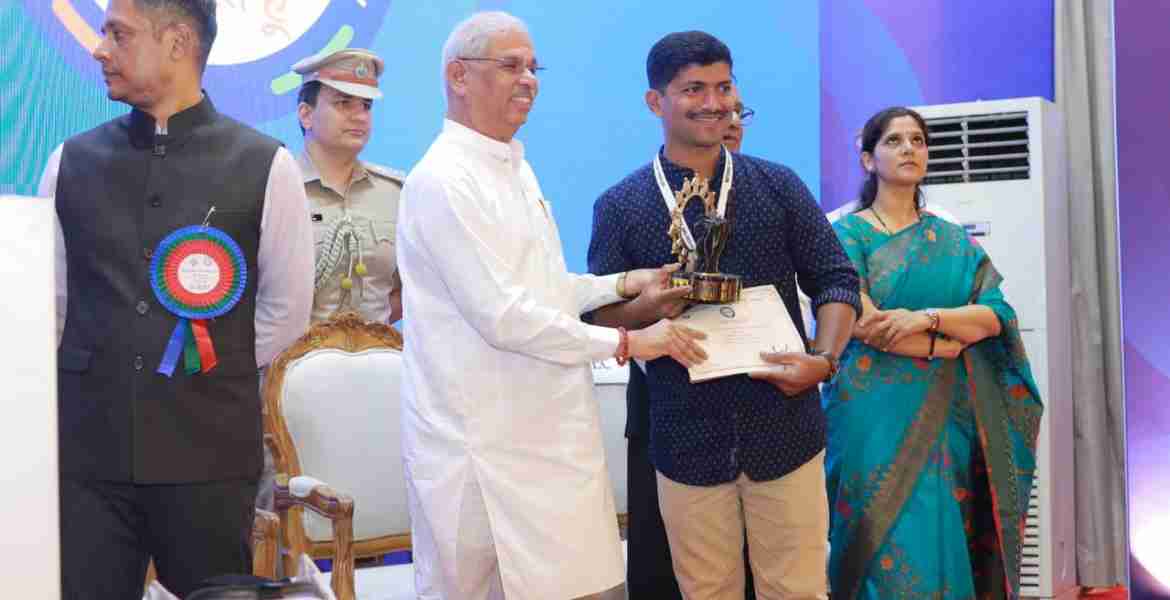 ജില്ലാ ഭരണകൂടത്തിന് വേണ്ടി ഡോ. നിജീഷ് ആനന്ദ് ഗവർണർ രാജേന്ദ്ര അർലേക്കറിൽനിന്ന് പുരസ്കാരം ഏറ്റുവാങ്ങുന്നു