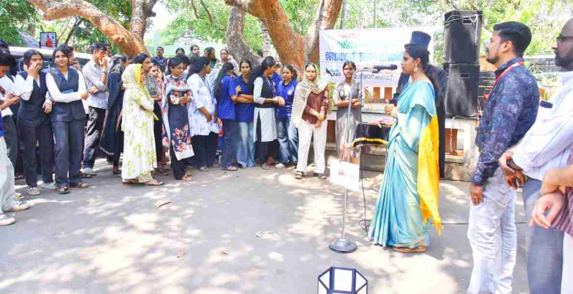 ജില്ലാ ശുചിത്വ മിഷനും സ്വീപ്പും സംയുക്തമായി സംഘടിപ്പിച്ച ഹരിത മായാജാലം മാജിക് ഷോ പര്യടനം അസിസ്റ്റന്റ് കലക്ടര്‍ ഡോ. എസ് മോഹനപ്രിയ ഉദ്ഘാടനം ചെയ്യുന്നു