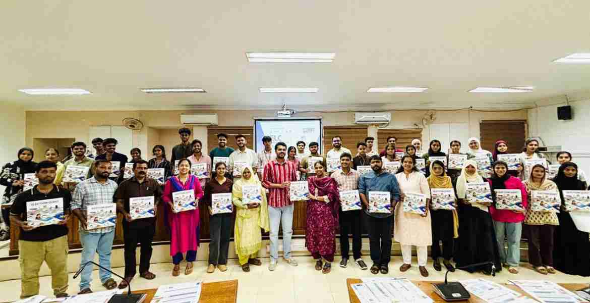 യങ് വോട്ടേഴ്സ് സമ്മിറ്റിൽ വോട്ടർ ബുള്ളറ്റിൻ പ്രകാശനം അസി. കലക്ടർ ഡോ. എസ് മോഹനപ്രിയ നിർവഹിക്കുന്നു