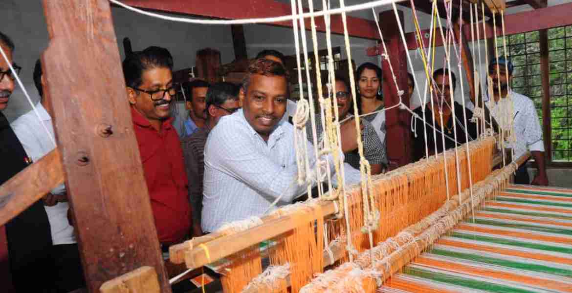 കണ്ണൂർ ഇന്ത്യൻ ഇൻസ്റ്റിറ്റ്യൂട്ട് ഓഫ് ഹാൻഡ്ലൂം ടെക്നോളജിയും സംസ്ഥാന നൈപുണ്യ വികസന മിഷൻ കെ എ എസ് ഇയും ജില്ലാ സ്‌കിൽ കമ്മറ്റിയും കോളയാട് ഗ്രാമപഞ്ചായത്തും ചേർന്ന് നെയ്ത്തുകാർക്കായി ആരംഭിച്ച പരിശീലനം ജില്ലാ കലക്ടർ എസ് ചന്ദ്രശേഖർ ഉദ്ഘാടനം ചെയ്യുന്നു