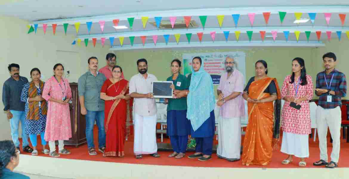 മുക്കം നഗരസഭയിൽ  ഇലക്ട്രോണിക് മാലിന്യങ്ങളുടെ ശേഖരണ ഡ്രൈവ് നഗരസഭാ ചെയർമാൻ പി ടി ബാബു ഉദ്ഘാടനം ചെയ്യുന്നു.