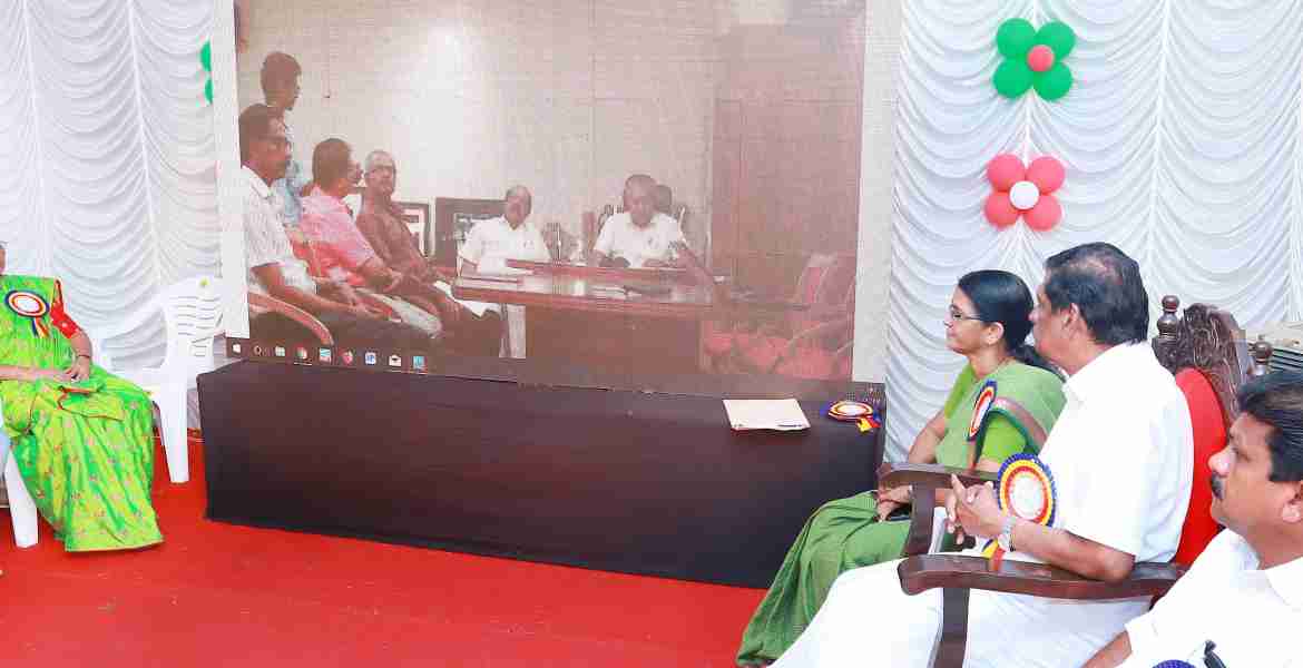 തൊടുപുഴ സബ്രജിസ്ട്രാര്‍ ഓഫീസ് മന്ദിരത്തിന്റെ നിര്‍മ്മാണം മുഖ്യന്ത്രി പിണറായി വിജയന്‍ വീഡിയോ കോണ്‍്ഫ്രന്‍സിലൂടെ ഉദ്ഘാടനം ചെയ്യുന്നു