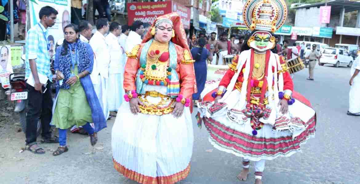 ആയിരംദിനാഘോഷത്തിന്റെ ഭാഗമായി ഇന്‍ഫര്‍മേഷന്‍ പബ്ലിക് റിലേഷന്‍സ് വകുപ്പ് വിവിധ വകുപ്പുകളുടെ സഹകരണത്തോടെ സംഘടിപ്പിച്ച സാംസ്‌കാരികറാലിയില്‍ നിന്ന്