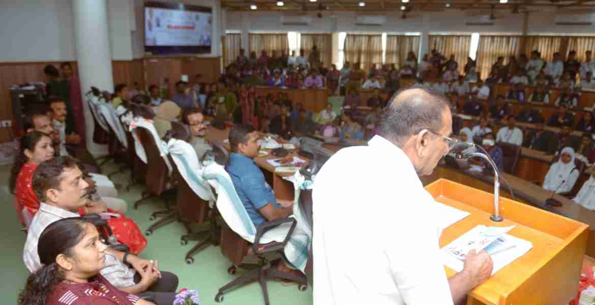 അക്ഷരോന്നതി പദ്ധതിയുടെ ഭാഗമായി സ്ഥാപിക്കുന്ന 16 ലൈബ്രറികളുടെ പ്രഖ്യാപനം മന്ത്രി എ കെ ശശീന്ദ്രന്‍ നിര്‍വഹിക്കുന്നു
