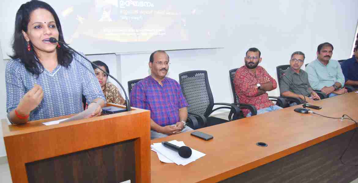 വായന പക്ഷാചാരണ സമാപനത്തോടനുബന്ധിച്ച് ഫാറൂഖ് ട്രെയിനിങ് കോളേജില്‍ സംഘടിപ്പിച്ച സെമിനാര്‍ ഡെപ്യൂട്ടി കളക്ടര്‍ ഗോപിക ഉദയന്‍ ഉദ്ഘാടനം ചെയ്യുന്നു