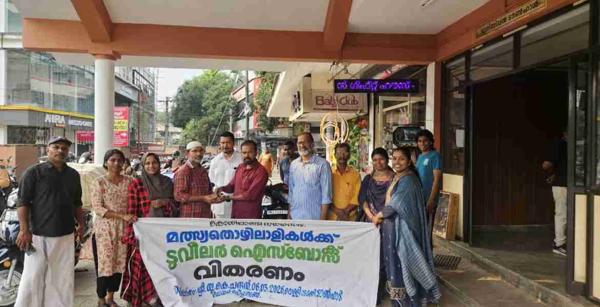 കൊയിലാണ്ടി നഗരസഭയില്‍ മത്സ്യത്തൊഴിലാളികള്‍ക്കുള്ള ഇരുചക്ര വാഹനത്തിന്റെയും ഐസ്ബോക്‌സിന്റെയും വിതരണോദ്ഘാടനം നഗരസഭ ചെയര്‍പേഴ്‌സണ്‍ യു കെ ചന്ദ്രന്‍ നിര്‍വഹിക്കുന്നു