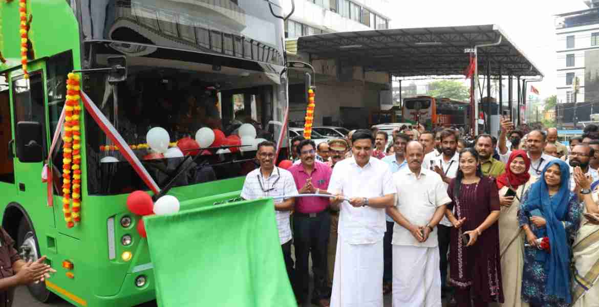 കെ.എസ്.ആര്‍.ടി.സിയുടെ ഓപണ്‍ ഡബിള്‍ ഡക്കര്‍ ബസിന്റെ ഫ്‌ളാഗ് ഓഫ് മന്ത്രി പി എ മുഹമ്മദ് റിയാസ് നിര്‍വഹിക്കുന്നു