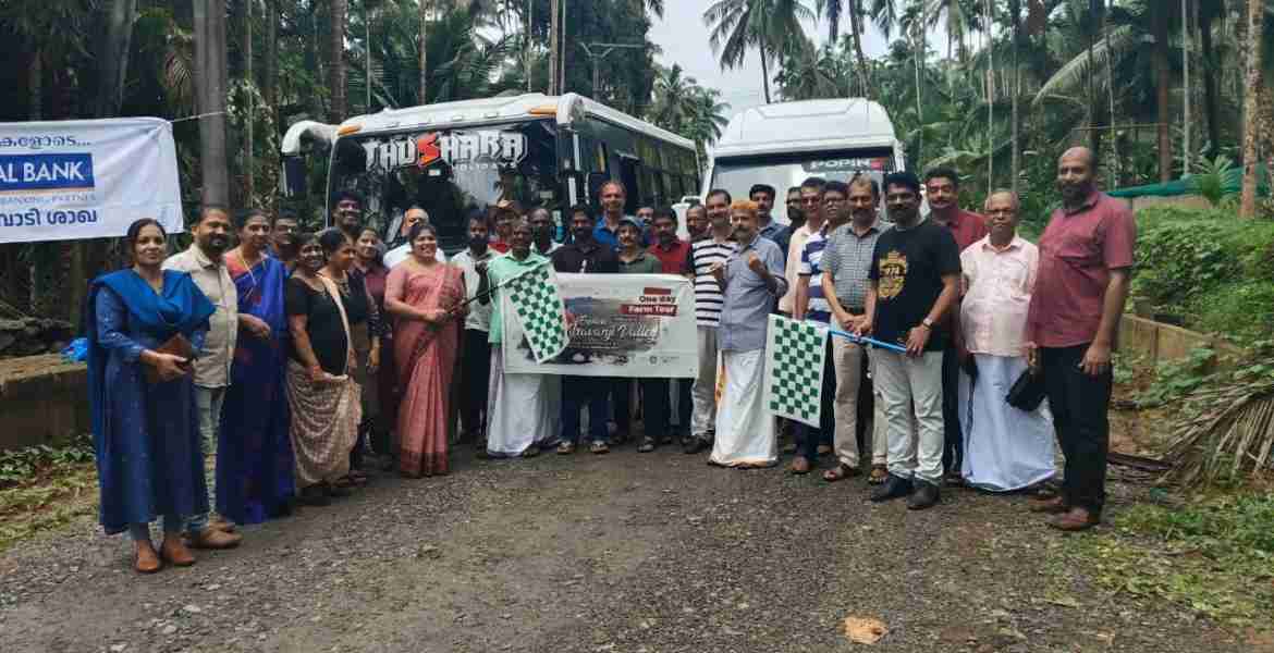 മലബാർ റിവർ ഫെസ്റ്റിവലിന്റെ ഭാഗമായി തിരുവമ്പാടി ഗ്രാമ പഞ്ചായത്ത് സംഘടിപ്പിച്ച ഫാം ടൂർ പഞ്ചായത്ത് പ്രസിഡന്റ്‌ ബിന്ദു ജോൺസൻ ഫ്ലാഗ് ഓഫ്‌ ചെയ്യന്നു