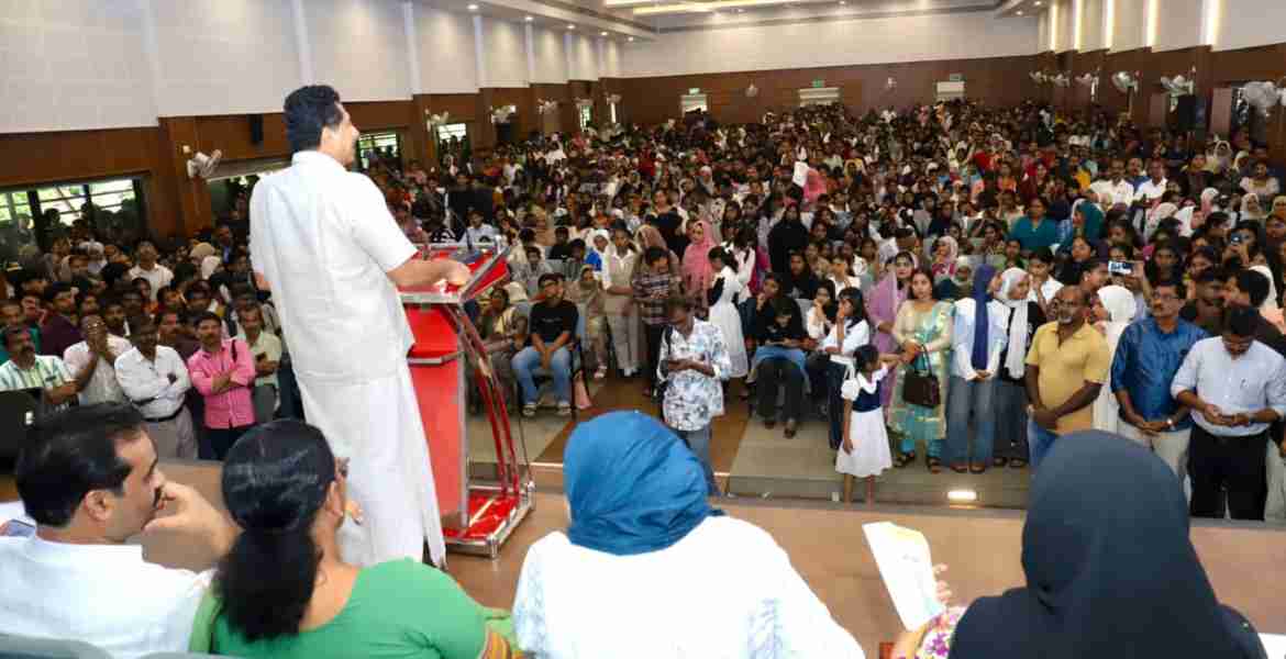 എസ്.എസ്.എല്‍.സി, ഹയര്‍സെക്കന്‍ഡറി പരീക്ഷകളിലെ ഉന്നത വിജയികളെ ആദരിക്കാന്‍ ജില്ലാ പഞ്ചായത്ത് സംഘടിപ്പിച്ച 'വിക്‌ടോറിയ 2026' പരിപാടിയുടെ ഉദ്ഘാടനം മന്ത്രി എന്‍ ഷംസുദ്ദീന്‍ നിര്‍വഹിക്കുന്നു