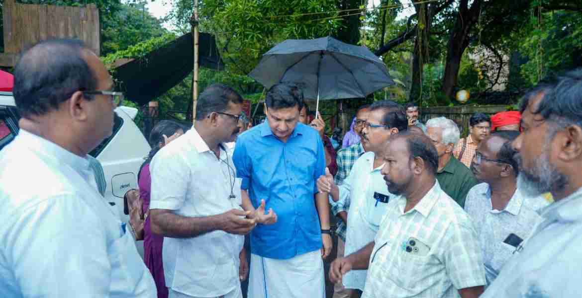 ചെറുവണ്ണൂര്‍ സ്റ്റീല്‍ കോംപ്ലക്‌സ് തൊഴിലാളി പ്രതിനിധികളുമായി മന്ത്രി മുഹമ്മദ് റിയാസ് സംസാരിക്കുന്നു