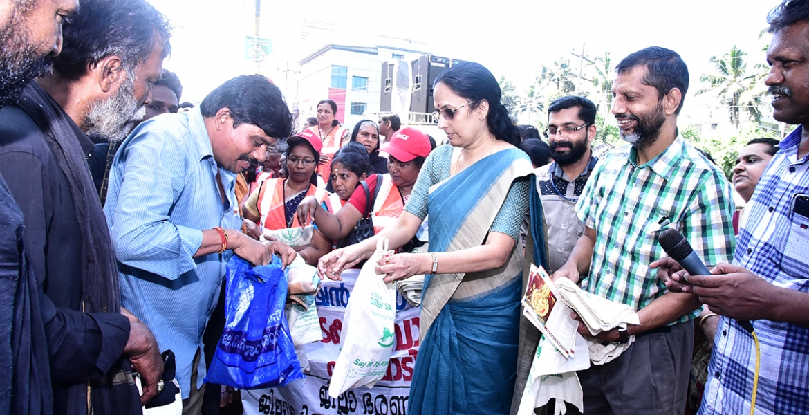 മിഷന്‍ഗ്രീന്‍ ശബരിമല പദ്ധതിയുടെ രണ്ടാംഘട്ട പ്രവര്‍ത്തനങ്ങള്‍ കര്‍ണാടകത്തില്‍ നിന്നുള്ള തീര്‍ഥാടകര്‍ക്ക് തുണി സഞ്ചി നല്‍കി ജില്ലാ കളക്ടര്‍ ആര്‍. ഗിരിജ ഉദ്ഘാടനം ചെയ്യുന്നു.