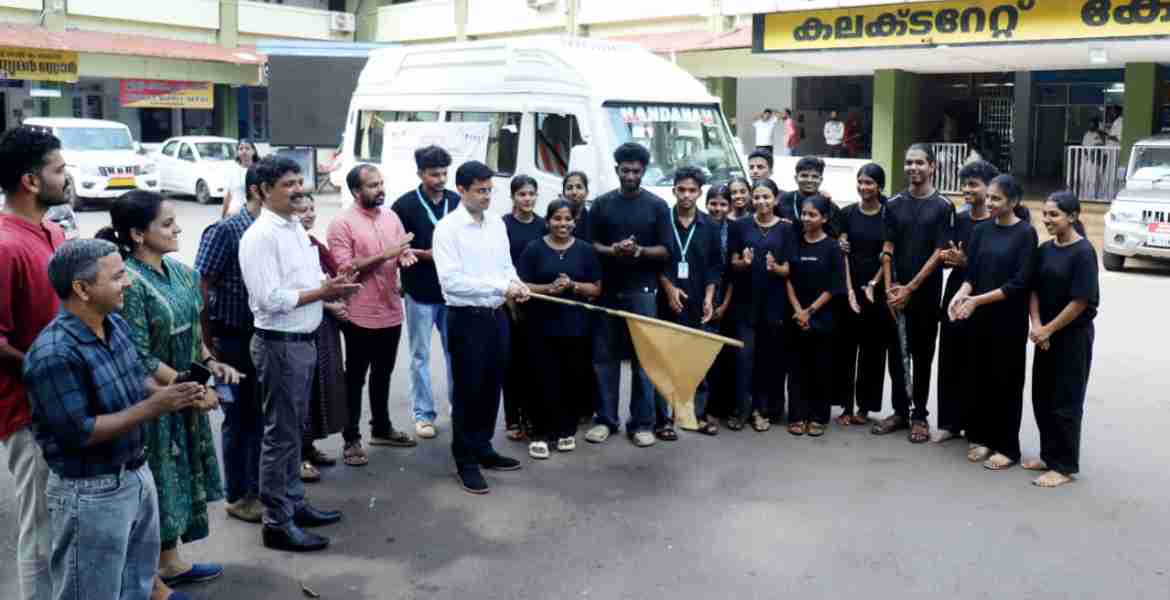 അന്താരാഷ്ട്ര ജനാധിപത്യ ദിനത്തോടനുബന്ധിച്ച് ജില്ലാ ഭരണകൂടത്തിന്റെയും തെരഞ്ഞെടുപ്പ് വിഭാഗത്തിന്റെയും നേതൃത്വത്തില്‍ വോട്ടര്‍ ബോധവത്ക്കരണ കലാജാഥ ജില്ലാ കലക്ടര്‍ സ്‌നേഹില്‍ കുമാര്‍ സിംഗ് ഫ്‌ളാഗ് ഓഫ് ചെയ്യുന്നു