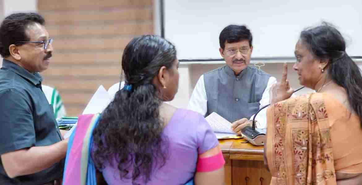 കലക്ടറേറ്റ് കോൺഫറൻസ് ഹാളിൽ നടന്ന വിവരാവകാശ കമ്മീഷൻ സിറ്റിങ്ങിൽ  കമ്മീഷണർ ടി. കെ രാമകൃഷ്ണൻ പരാതികൾ കേൾക്കുന്നു
