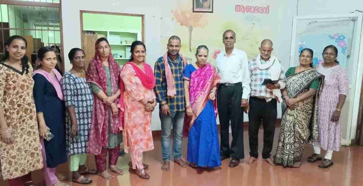 മക്കാനി സഹോദരങ്ങള്‍ക്കും സാമൂഹികപ്രവര്‍ത്തകന്‍ എം ശിവനും ആശാഭവന്‍ ജീവനക്കാര്‍ക്കുമൊപ്പം