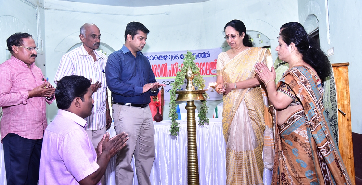 തിരുവല്ല താലൂക്ക്തല പരാതി പരിഹാര അദാലത്ത് ജില്ലാ കളക്ടര്‍ ആര്‍.ഗിരിജ ഉദ്ഘാടനം ചെയ്യുന്നു