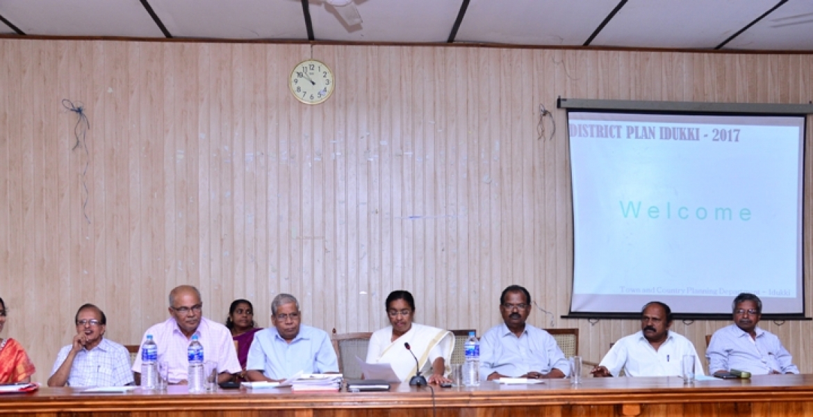 ജില്ലാ പദ്ധതി കരട് ചര്‍ച്ച ചെയ്യുതിന് കലക്‌ട്രേറ്റില്‍ ചേര്‍ യോഗത്തില്‍ ജില്ലാ പഞ്ചായത്ത് പ്രസിഡന്റ് കൊച്ചുത്രേസ്യ പൗലോസ് സംസാരിക്കുു.