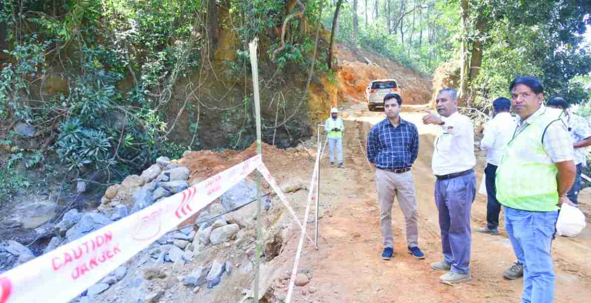 തുരങ്കപാത പ്രവൃത്തി പുരോഗതി ജില്ലാ കലക്ടർ സ്നേഹിൽ കുമാർ സിങ് സന്ദർശിച്ച് വിലയിരുത്തുന്നു