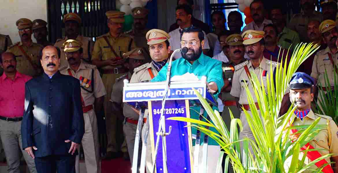 പത്തനംതിട്ട ജില്ലാ സ്റ്റേഡിയത്തില്‍ നടന്ന റിപ്പബ്ലിക് ദിന പരേഡില്‍ മുഖ്യാതിഥിയായ മന്ത്രി കടകംപള്ളി സുരേന്ദ്രന്‍ റിപ്പബ്ലിക് ദിന സന്ദേശം നല്‍കുന്നു.
