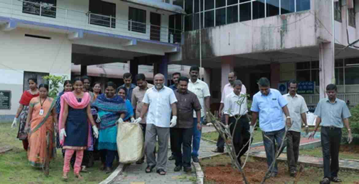 കലക്ട്രേറ്റ് പരിസരം ആര്‍.ഡി.ഒ എം.പി വിനോദിന്റെ നേതൃത്വത്തില്‍ ജീവനക്കാര്‍ ശുചീകരണം നടത്തുന്നു.