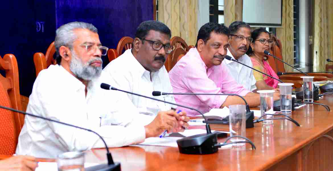  കളക്ടറേറ്റ് ആസൂത്രണ ഭവൻ എപിജെ ഹാളിൽ നടന്ന നിയമസഭ പിന്നാക്ക സമുദായ ക്ഷേമസമിതി യോഗം