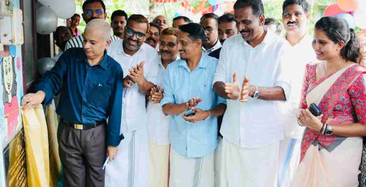 നാദാപുരം ഗ്രാമപഞ്ചായത്തിലെ അങ്കണവാടി കം ക്രഷ് ഡോ. രാജു നാരായണസ്വാമി ഉദ്ഘാടനം ചെയ്യുന്നു