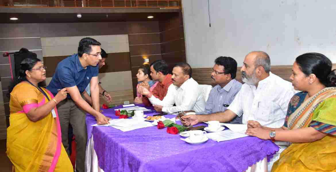 മഴക്കെടുതി വിലയിരുത്താനെത്തിയ കന്ദ്രസംഘത്തലവന്‍ എ.വി.ധര്‍മറെഡ്ഡി ജില്ലാ കളക്ടറില്‍ നിന്ന് വിവരങ്ങള്‍ ആരായുന്നു.