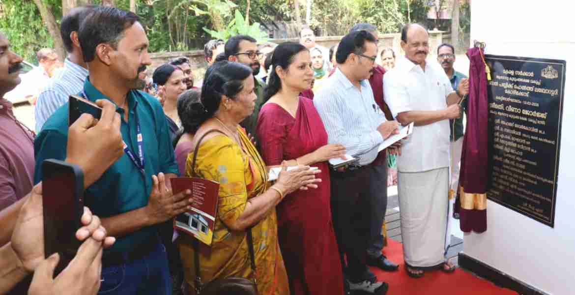 റീജണല്‍ പബ്ലിക് ഹെല്‍ത്ത് ലബോറട്ടറി ഉദ്ഘാടന ചടങ്ങില്‍ അഹമ്മദ് ദേവര്‍കോവില്‍ എം.എല്‍.എ ഫലകം അനാച്ഛാദനം ചെയ്യുന്നു