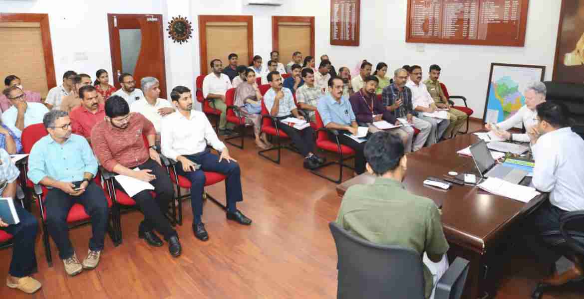 കലക്ടര്‍ സ്നേഹില്‍ കുമാര്‍ സിങ്ങിന്റെ അധ്യക്ഷതയില്‍ ചേര്‍ന്ന തിരഞ്ഞെടുപ്പ് നോഡല്‍ ഓഫീസര്‍മാരുടെ യോഗം