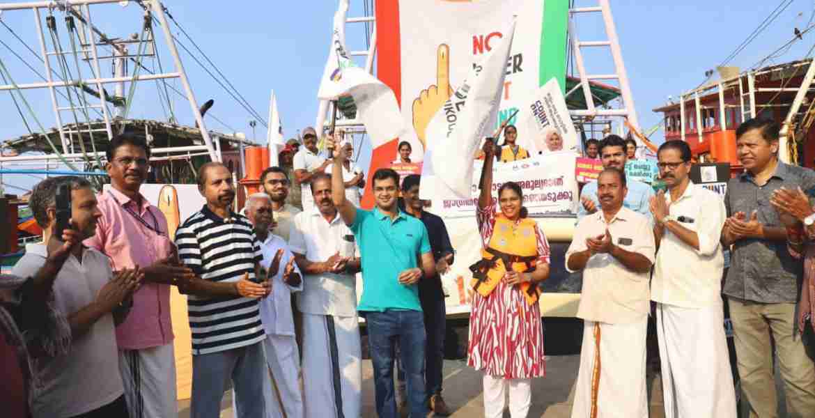 തിരഞ്ഞെടുപ്പിൽ വോട്ടർമാരുടെ പങ്കാളിത്തം വർധിപ്പിക്കാൻ ജില്ലാ ഭരണകൂടത്തിന്റെ നേതൃത്വത്തിൽ നടത്തിവരുന്ന സ്വീപ്പ് പ്രചാരണ പരിപാടികളുടെ ഭാഗമായി പുതിയാപ്പ ഹാർബറിൽ സംഘടിപ്പിച്ച ജലഘോഷയാത്രയുടെ ഫ്ലാഗ് ഓഫും സ്വീപ്പ് ബോട്ട് ഇൻസ്റ്റലേഷൻ അനാച്ഛാദനവും ജില്ലാ കലക്ടർ സ്നേഹിൽ കുമാർ സിങ് നിർവഹിക്കുന്നു