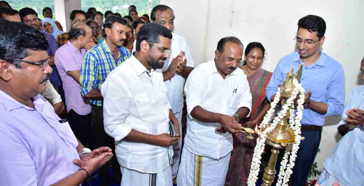നവീകരിച്ച ജില്ലാ സപ്ലൈ ഓഫീസ് ഭക്ഷ്യ സിവില്‍ സപ്ലൈസ് വകുപ്പ് മന്ത്രി പി.തിലോത്തമന്‍ ഉദ്ഘാടനം  ചെയ്യുന്നു.