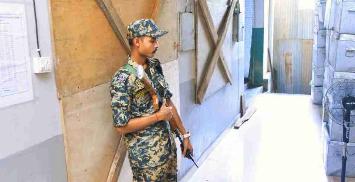 വെള്ളിമാട്കുന്ന് ജെ.ഡി.ടി ഇസ്‌ലാം കോളേജിലെ സ്ട്രോങ് റൂമിന് മുന്നില്‍ കാവല്‍ നില്‍ക്കുന്ന സുരക്ഷാ ഉദ്യോഗസ്ഥന്‍