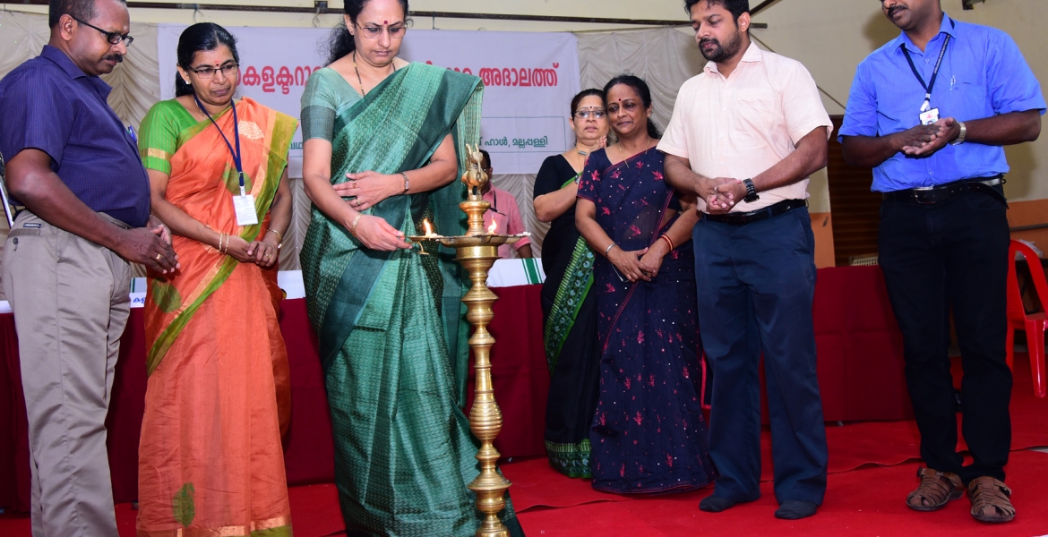 മല്ലപ്പള്ളി താലൂക്ക്തല പരാതിപരിഹാര അദാലത്ത് മല്ലപ്പള്ളി സെന്‍റ് ജോണ്‍സ് ബഥനി ഓര്‍ത്തഡോക്സ് വലിയ പള്ളി പാരീഷ് ഹാളില്‍ ജില്ലാ കളക്ടര്‍ ആര്‍.ഗിരിജ ഉദ്ഘാടനം ചെയ്യുന്നു.