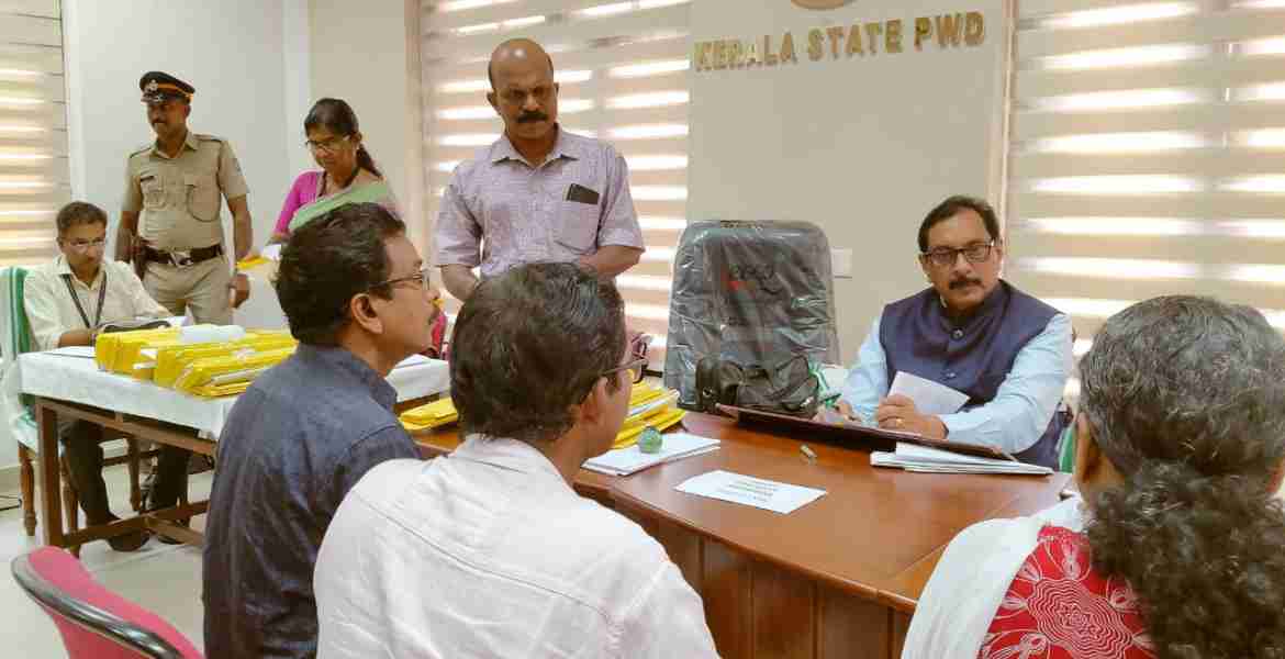 കോഴിക്കോട് ഗവ റസ്റ്റ്‌ ഹൗസിൽ നടന്ന മനുഷ്യാവകാശ സിറ്റിങ്ങിൽ സംസ്ഥാന മനുഷ്യാവകാശ കമ്മിഷൻ ആക്റ്റിങ് ചെയർപേഴ്സൺ കെ. ബൈജുനാഥ്‌ പരാതികൾ കേൾക്കുന്നു