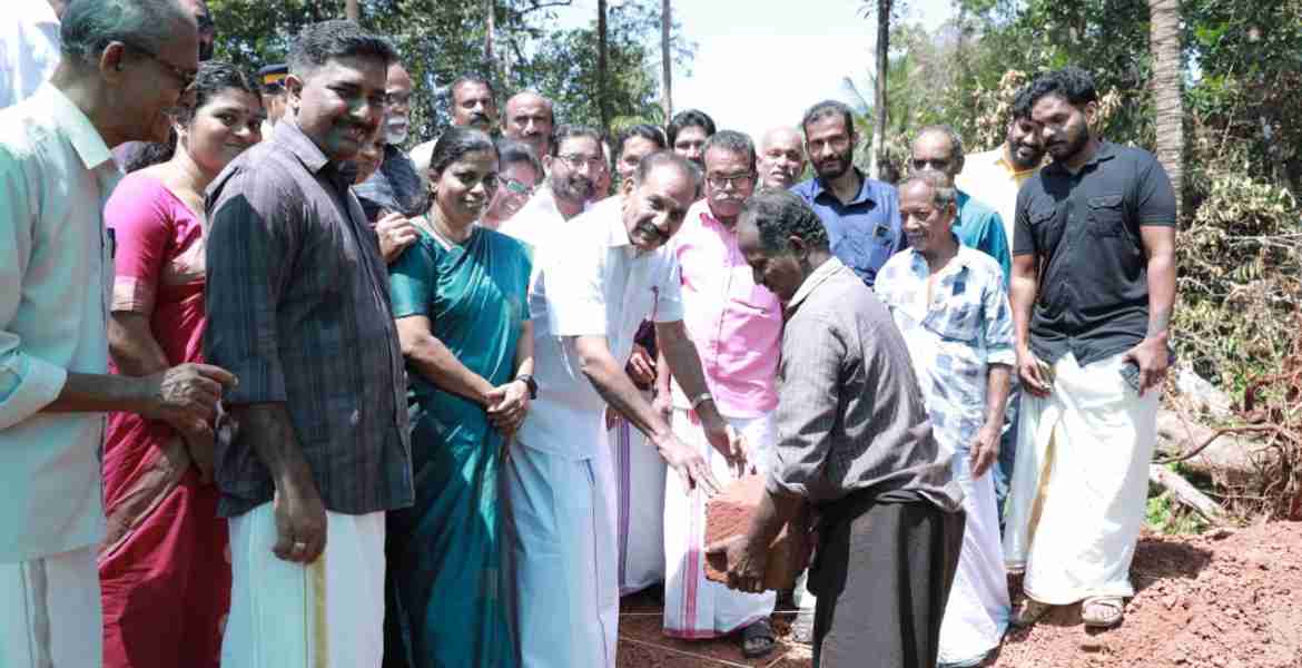 തലക്കുളത്തൂരിൽ ലൈഫ് മിഷൻ വഴി ഒരുങ്ങുന്ന വീടുകളുടെ തറക്കല്ലിടല്‍ വനം വന്യജീവി സംരക്ഷണ വകുപ്പ് മന്ത്രി എ കെ ശശീന്ദ്രന്‍ നിര്‍വഹിക്കുന്നു