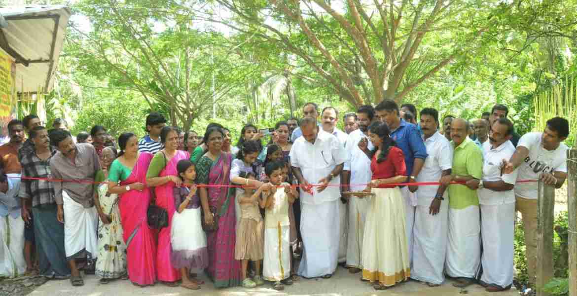 ചേളന്നൂർ ഗ്രാമപഞ്ചായത്തിലെ നമ്പ്യാമ്പുറത്ത് റോഡ് മന്ത്രി എ കെ ശശീന്ദ്രൻ  ഉദ്‌ഘാടനം ചെയ്യുന്നു