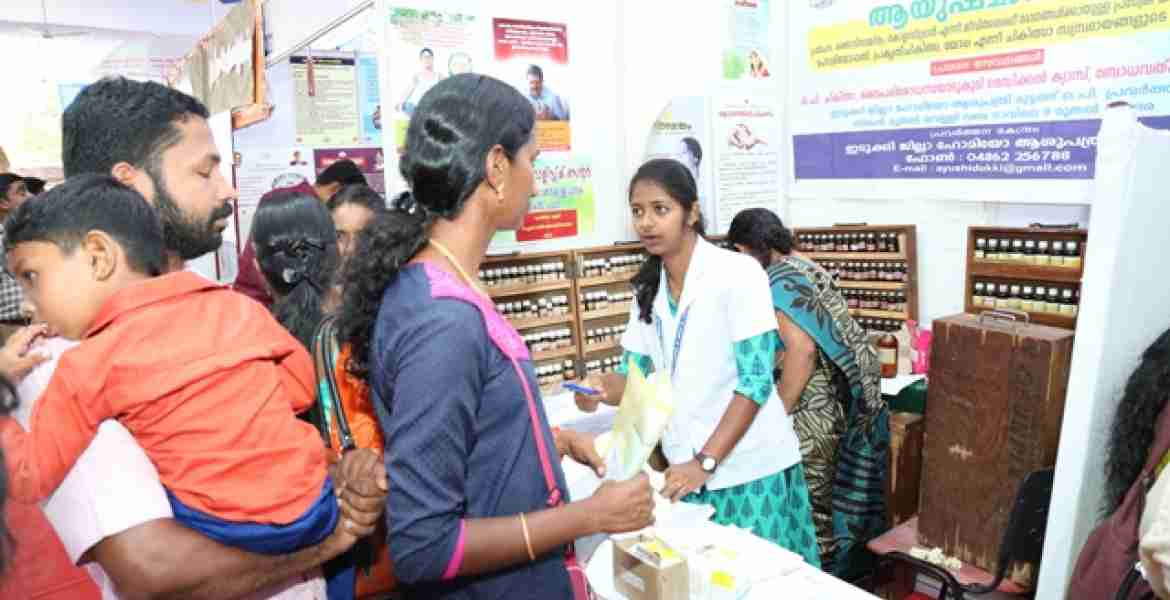 മേളയിലെ ആരോഗ്യ സ്റ്റാളില്‍ ചികിത്സക്കും പരിശോധനക്കും എത്തിയവര്‍