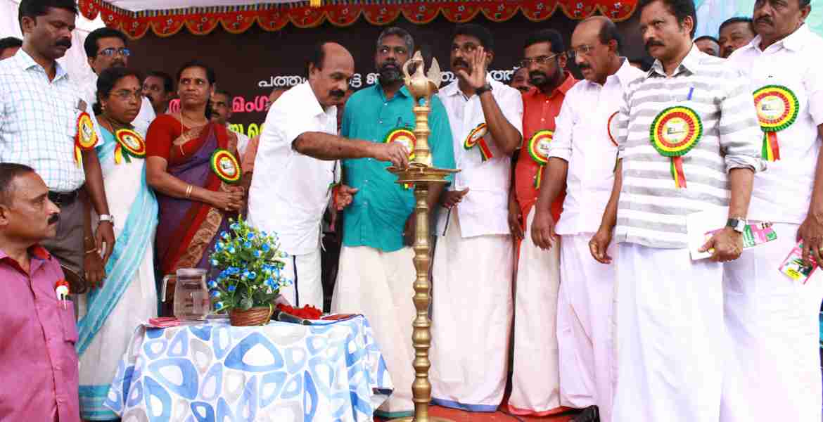 തൃച്ചേന്ദമംഗലം ഗവ.ഹയര്‍സെക്കന്‍ററി സ്കൂളിലെ പുതിയ ഹൈസ്കൂള്‍ കെട്ടിടത്തിന്‍റെ ഉദ്ഘാടനം റവന്യു വകുപ്പ് മന്ത്രി ഇ ചന്ദ്രശേഖരന്‍ നിര്‍വഹിക്കുന്നു.