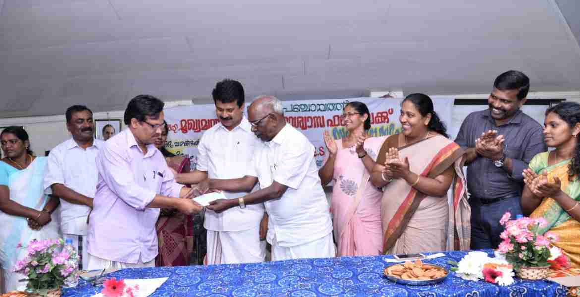 ചിത്രരചനയിലൂടെ ലഭിച്ച തുക അബ്ദുള്‍ റസാഖില്‍ നിന്ന്  വൈദ്യതി വകുപ്പ് മന്ത്രി എം.എം മണി ഏറ്റുവാങ്ങുന്നു