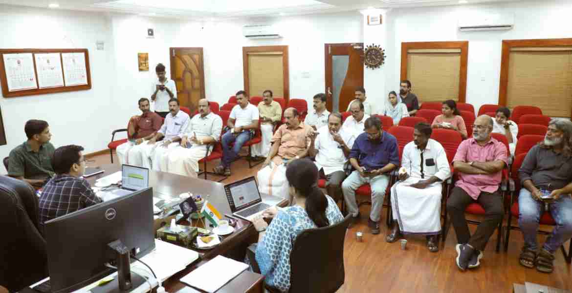 എസ്ഐആറുമായി ബന്ധപ്പെട്ട്  ജില്ലാ കലക്ടറുടെ ചേമ്പറിൽ ചേർന്ന  രാഷ്ട്രീയ പാർട്ടി പ്രതിനിധികളുടെ യോഗത്തിൽ നിന്ന്