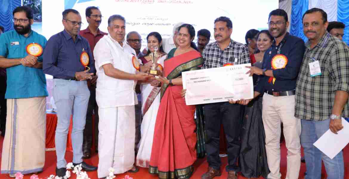 ഫിഷറീസ് വകുപ്പ് മന്ത്രി സജി ചെറിയാനിൽ നിന്ന് ചേമഞ്ചേരി ഗ്രാമപഞ്ചായത്ത് പ്രസിഡന്റ് സതി കിഴക്കയിൽ അവാർഡ് ഏറ്റുവാങ്ങുന്നു