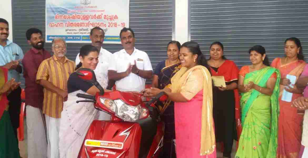 കട്ടപ്പന ബ്ലോക്ക് പഞ്ചായത്തില്‍ മുച്ചക്ര വാഹനത്തിന്റെ വിതരണോദ്ഘാടനം, ബ്ലോക്ക് പഞ്ചായത്ത് പ്രസിഡന്റ് സാലി ജോളി ഗുണഭോക്താവിന് താക്കോല്‍ കൈമാറി നിര്‍വ്വഹിക്കുന്നു.