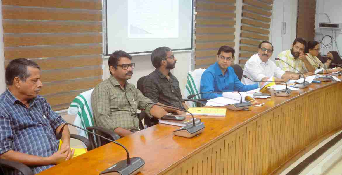 കലക്ടറേറ്റ് കോൺഫറൻസ് ഹാളിൽ നടന്ന ദിശ അവലോകന യോഗത്തിൽ  നിന്ന്